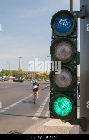 Ampel für Radfahrer, Fahrradlicht grün, ein Radfahrer überqueren Sie die Straße Stockfoto