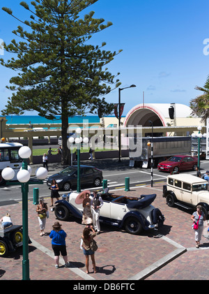 dh Marine Parade NAPIER NEW ZEALAND Klassische Oldtimer Art Deco Wochenende Menschen sehen Autos Festival Stockfoto