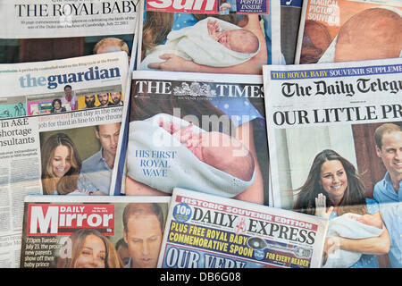 Königliche BABY UK Tageszeitung Reaktion auf Mittwoch, 24. Juli 2013 als Duke & Herzogin von Cambridge die Lindo Flügel von Str. Marys Krankenhaus in London verließ (sie links auf Dienstag, 23. Juli 2013) nach der Geburt ihres Sohnes am Montag, 22. Juli 2013. Bildnachweis: Maurice Savage/Alamy Live-Nachrichten Stockfoto