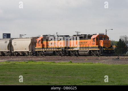 BNSF Diesellokomotiven auf Güterzug in Saginaw Texas USA Stockfoto