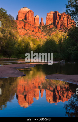 Cathedral Rock bei Sonnenuntergang vom Oak Creek Canyon in Sedona, Arizona Stockfoto