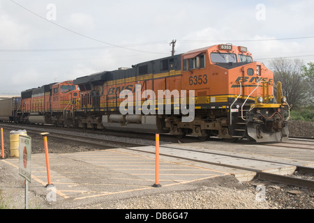 BNSF Diesellokomotiven führen ein Güterzug in Saginaw Texas USA Stockfoto