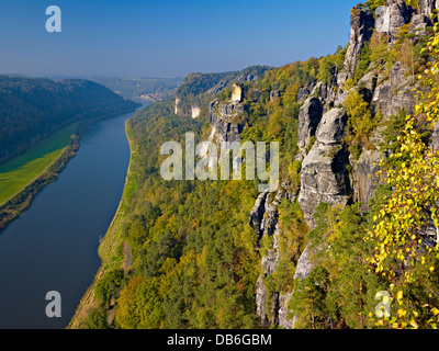 Blick von der Bastei auf Elbtal bei Rathen, Sächsische Schweiz, Sachsen, Deutschland Stockfoto