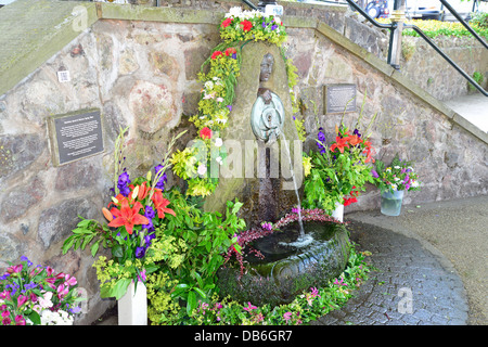Gut angezogen am Malvinha Fountain, Belle Vue Terrace, Great Malvern, Worcestershire, England, Vereinigtes Königreich Stockfoto