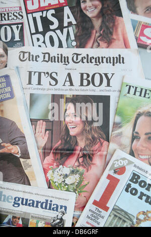 ROYAL BABY UK Tageszeitung Reaktion auf Dienstag, 23. Juli 2013 auf die Nachricht, dass die Herzogin von Cambridge, Ehefrau von Herzog von Cambridge, ein Junge auf Montag, 22. Juli 2013 zur Welt gebracht hatte. Bildnachweis: Maurice Savage/Alamy Live-Nachrichten Stockfoto