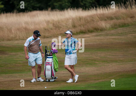 Buckinghamshire Golfclub, Denham, Buckinghamshire, Großbritannien, 24. Juli 2013 - ISPS Handa Ladies European Masters 2013 - Trainingstag.  Elisabeth Esterl (Deutschland) und ihr Caddie. Bildnachweis: Stephen Chung/Alamy Live-Nachrichten Stockfoto