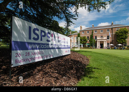 Buckinghamshire Golfclub, Denham, Buckinghamshire, Großbritannien, 24. Juli 2013 - ISPS Handa Ladies European Masters 2013 - Trainingstag.  Ein Horten Bekanntmachung der Golf-Event vor dem Clubhaus. Bildnachweis: Stephen Chung/Alamy Live-Nachrichten Stockfoto