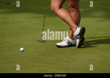 Buckinghamshire Golfclub, Denham, Buckinghamshire, Großbritannien, 24. Juli 2013 - ISPS Handa Ladies European Masters 2013 - Trainingstag.  Ein Konkurrent auf dem Putting Green. Bildnachweis: Stephen Chung/Alamy Live-Nachrichten Stockfoto