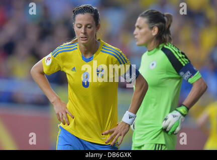 Göteborg, Schweden. 24. Juli 2013. Lotta Schelin (l) von Schweden reagiert wie deutsche Torhüter Nadine Angerer während der UEFA Women's EURO 2013 Halbfinale Fußballspiel zwischen Deutschland und Schweden bei der Gamla Ullevi-Stadion in Göteborg, Schweden, 24. Juli 2013 zusieht. Foto: Carmen Jaspersen/Dpa/Alamy Live News Stockfoto