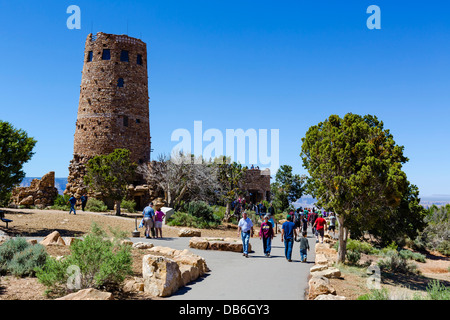 Touristen in Wüste anzeigen Wachturm, South Rim, Grand Canyon National Park, Arizona, USA Stockfoto