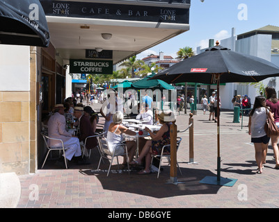 dh Emerson Street NAPIER NEUSEELAND Menschen sitzen trinken entspannen draußen auf Straßenpflaster Café im Freien Stockfoto