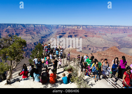 Masse der Touristen am Mather Point Lookout, South Rim, Grand Canyon National Park, Arizona, USA Stockfoto