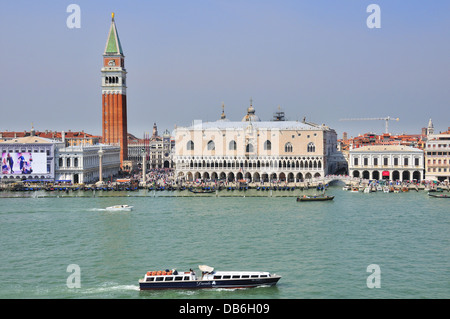 Blick auf den Markusplatz und den Dogenpalast vom Wasser aus - Venedig, Italien Stockfoto