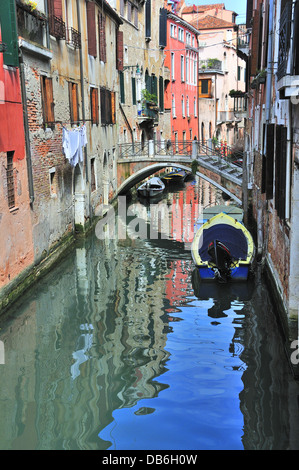 Kleine Seitenstraße Kanal mit Brücke und Boote umschlungen, Venezia, Veneto, Italien, Europa Stockfoto