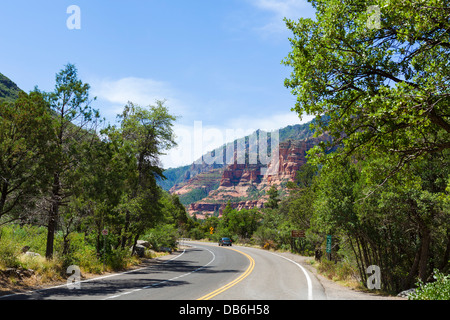 U.S.-89A durch den Oak Creek Canyon zwischen Flagstaff und Sedona Red Rock Country, Arizona, USA Stockfoto