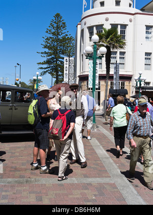 dh Marine Parade NAPIER NEUSEELAND Touristen im Gespräch mit 1931 Gekleidetes Paar Art Deco Wochenende Tourismus Urlaub Festival Tour Menschen Stockfoto