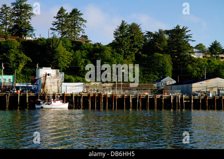 Uferpromenade und Hafen im Yaquina Bay in Newport, Oregon, USA. Stockfoto