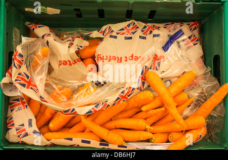 Karotten in Tesco-Supermarkt Stockfoto