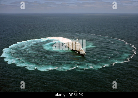 U.S. Navy littoral combat Schiff USS Independence zeigt seine manövrieren Fähigkeiten durch den Abschluss einer 360-Grad-Wende 18. Juli 2013 in den Pazifischen Ozean. Stockfoto