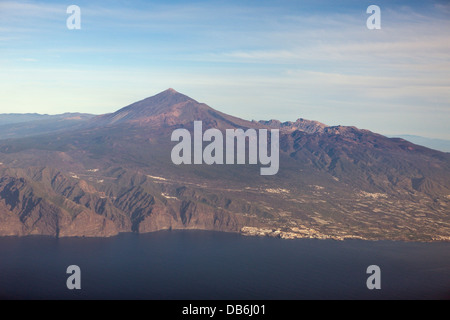 Luftbild von Los Gigantes und Teide, Teneriffa, Kanarische Inseln, Spanien Stockfoto