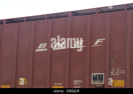 BNSF Logo auf Trichter Auto auf Güterzug in Saginaw Texas USA Stockfoto