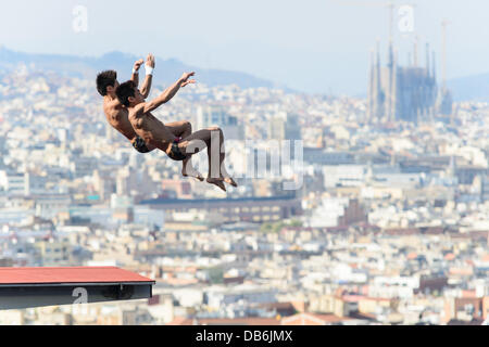 Barcelona, Spanien. 21. Juli 2013: Chinas Yuan Cao und Yanquan Zhang Tauchen während des zehn-Meter-Synchro-Plattform-Wettbewerbs bei den 15. FINA Weltmeisterschaften in Barcelona Stockfoto