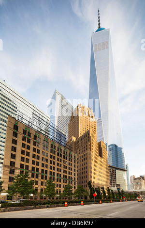 Der fast fertige One World Trade Center Tower gesehen aus dem Norden auf der West Street. Stockfoto