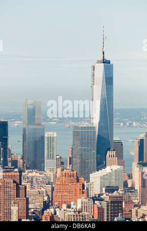 Skyline New Yorks Finanzdistrikt mit der fast fertigen One World Trade Center. Stockfoto