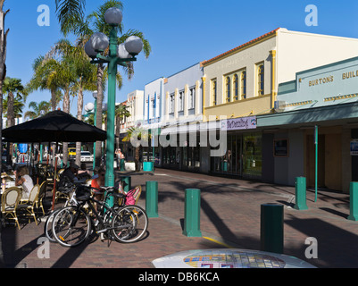 dh Emerson Street NAPIER Neuseeland Art Deco Straße Gebäude Café geparkt Fahrräder Stockfoto