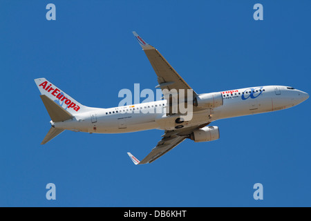 EG-LUT Air Europa Boeing 737 - 85P startet vom Flughafen Kopenhagen Kastrup, Kopenhagen, Dänemark, ein Sommernachmittag. Stockfoto