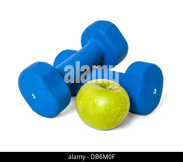 Blaue Hantel Gewichte und grünem Apfel, isoliert auf weiss mit weichen Schatten. Stockfoto