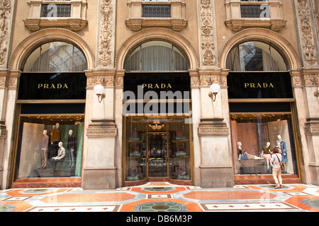 Die Prada-Geschäft in der Galleria Vittorio Emanuele 11 in Mailand. Stockfoto