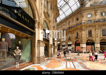 Die Prada-Geschäft in der Galleria Vittorio Emanuele 11 in Mailand. Stockfoto