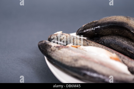 Mehrere Stücke von frischen Forellen auf Platte auf einem grauen Hintergrund Stockfoto