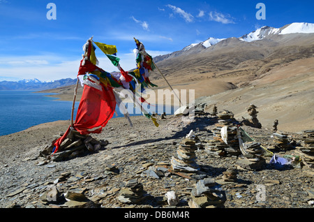 Tibetische buddhistische Gebetsfahnen am See Tso Moriri in Ladakh, Indien Stockfoto