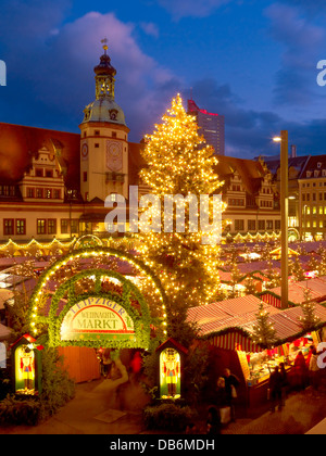 Weihnachtsmarkt am Marktplatz mit Rathaus in Leipzig, Sachsen, Deutschland Stockfoto