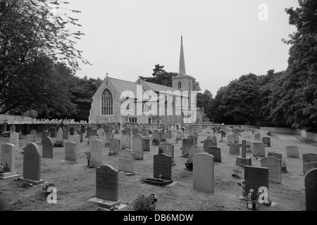 Schwarz / weiß Bild St. Marys Church und Grabstein in kleinen Walsingham, Norfolk. Stockfoto