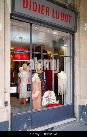 Bunte Fensteranzeige von Vintage Kleider im weltberühmten Designer Didier Ludot Boutique im Palais Royal, Paris Frankreich Stockfoto