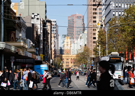 Ansicht der Flinders Street Station von Elizabeth Street. Melbourne, Australien. Stockfoto