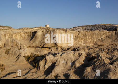 Blick auf die Img Dwejra Tower manchmal als Qawra Tower einen kleinen Wachturm in Dwejra Bay auf der Insel Gozo in Malta bekannt Stockfoto