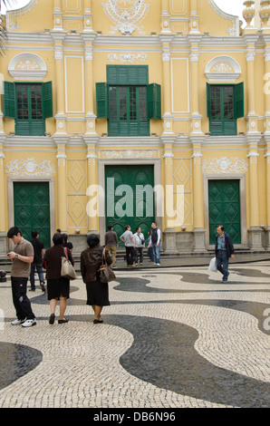 China, Macau. Santa Domingo Square, St. Dominic's Kirche. Außen mit Welle Stein Straße Design. Stockfoto