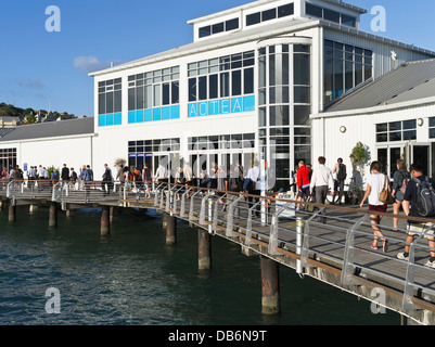 dh Auckland Harbour DEVONPORT NEW ZEALAND Auckland Pendler zurück Fähranleger Devonport North Shore Vorort Menschen Stockfoto