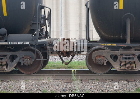 Kupplungen halten zusammen zwei Kesselwagen auf BNSF Güterzug in Saginaw Texas USA Stockfoto