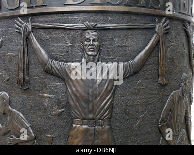 Detail aus dem 7 Meter hohen kreisförmigen hillsborough-Denkmal aus Bronze im Old Haymarket-Viertel von Liverpool Stockfoto