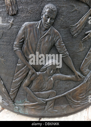 Detail aus dem 7 Meter hohen kreisförmigen hillsborough-Denkmal aus Bronze im Old Haymarket-Viertel von Liverpool Stockfoto