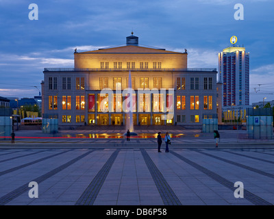 Augustusplatz Quadrat mit Opernhaus und Wintergarten-Hochhaus in Leipzig, Sachsen, Deutschland Stockfoto