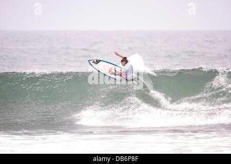 Huntington Beach, CA, USA. 24. Juli 2013. 24. Juli 2013: Malia Manuel von Hawaii während der zweiten Runde des Förderwettbewerbs Vans uns Open of Surfing in Huntington Beach, CA. Credit: Csm/Alamy Live-Nachrichten Stockfoto