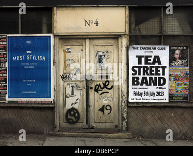 Nr. 4, alte Tür, verlassenen Gebäude mit Plakaten, Liverpool, Merseyside, North West England, Großbritannien Stockfoto