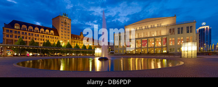 Augustusplatz quadratisch mit Krochhaus Gebäude, Opernhaus und Wintergarten-Hochhaus in Leipzig, Sachsen, Deutschland Stockfoto