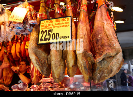 Jamon Iberico Schinken hängen in der la Boqueria-Markt in Barcelona-Katalonien-Spanien Stockfoto
